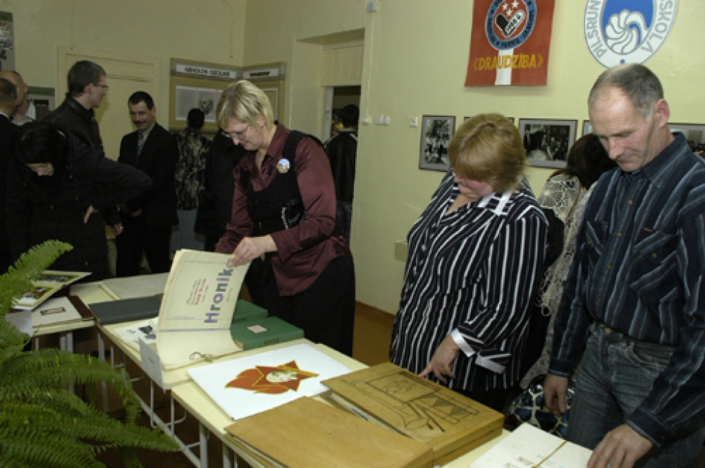 Uz Pilsrundāles vidusskolas 90. jubilejas svinībām 24. oktobrī bija ieradušies ap 400 absolventu. Apmēram ceturtā daļa no viņiem beiguši pamatskolu līdz 1979. gadam, kad tā atradusies Rundāles pilī, vai arī strādājuši tajā. Viņiem jo īpaši...