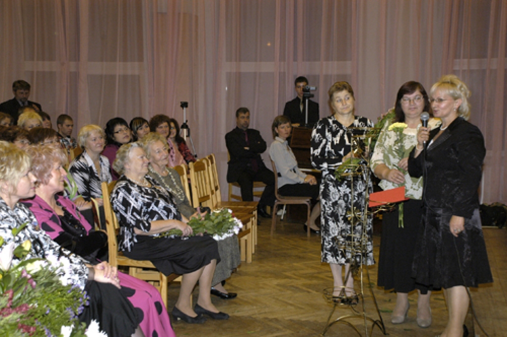 Uz Pilsrundāles vidusskolas 90. jubilejas svinībām 24. oktobrī bija ieradušies ap 400 absolventu. Apmēram ceturtā daļa no viņiem beiguši pamatskolu līdz 1979. gadam, kad tā atradusies Rundāles pilī, vai arī strādājuši tajā. Viņiem jo īpaši...