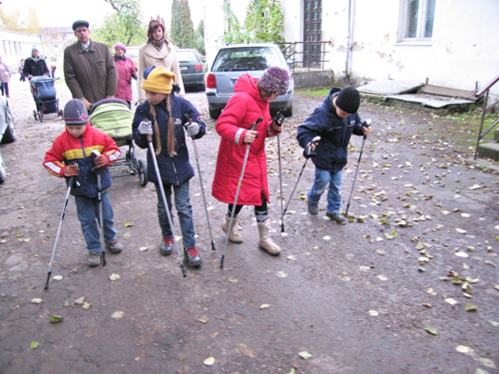 Nūjošanas iemaņas sestdien, 24. oktobrī, Iecavas parkā apguva un papildināja visu paaudžu kustīga dzīvesveida cienītāji. Šogad Latvijas Tautas sporta asociācijas rīkotais nūjošanas pasākums Iecavā pulcēja divreiz vairāk dalībnieku nekā...
Autors: Antra Zariņa