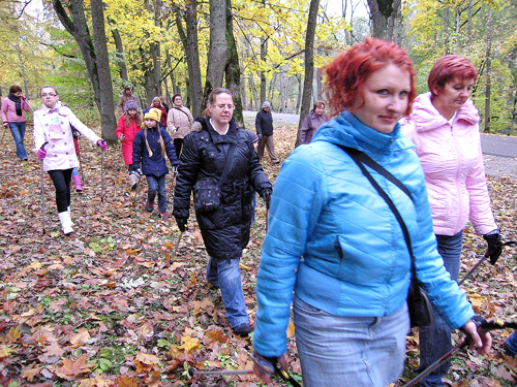 Nūjošanas iemaņas sestdien, 24. oktobrī, Iecavas parkā apguva un papildināja visu paaudžu kustīga dzīvesveida cienītāji. Šogad Latvijas Tautas sporta asociācijas rīkotais nūjošanas pasākums Iecavā pulcēja divreiz vairāk dalībnieku nekā...
Autors: Antra Zariņa