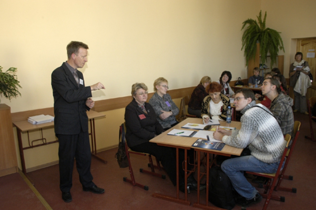 Projekta «Dabaszinības un matemātika» dalībskolu seminārs 23. oktobrī notika Bauskas 1. vidusskolā. Eiropas Sociālā fonda (ESF) finansētā projekta mērķis ir veidot tiltu starp zinātni un dzīvi. Tālab matemātikas, fizikas, ķīmijas un...
Autors: Ivars Bogdanovs