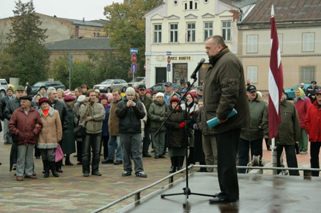 Vairāk nekā 200 cilvēku 17. oktobrī bija sanākuši Rātslaukumā uz tautas sapulci, kura prasīja atjaunot Bauskā daudzprofilu slimnīcu. Sapulci rīkoja uzņēmēju klubs «Bauska '97», to vadīja kluba biedrs, Bauskas novada domnieks Uldis Kolužs.