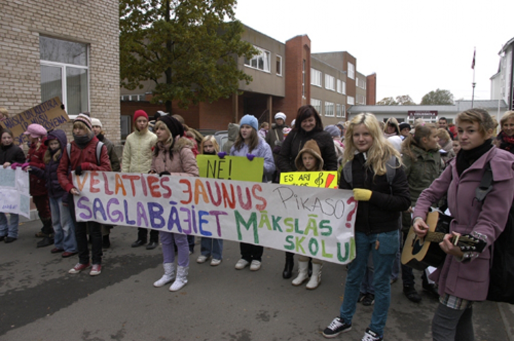 Skrabinādami, dimdinādami un taurēdami, Bauskas mūzikas un mākslas skolu audzēkņi, pedagogi un vecāki 16. oktobra pēcpusdienā nogāja protesta maršu.
Autors: Ivars Bogdanovs