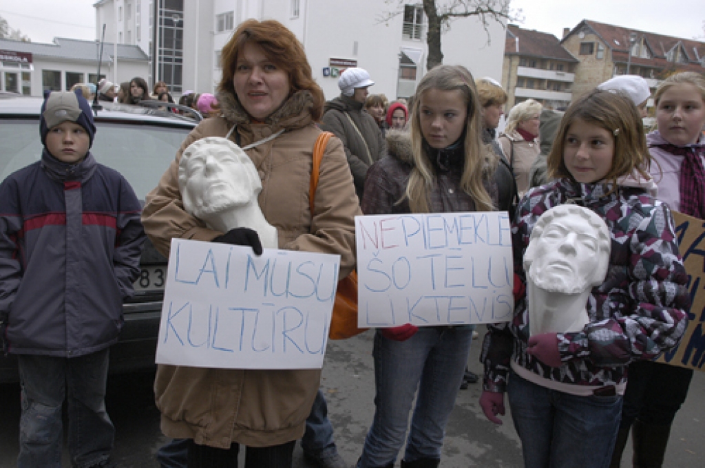 Skrabinādami, dimdinādami un taurēdami, Bauskas mūzikas un mākslas skolu audzēkņi, pedagogi un vecāki 16. oktobra pēcpusdienā nogāja protesta maršu.
Autors: Ivars Bogdanovs