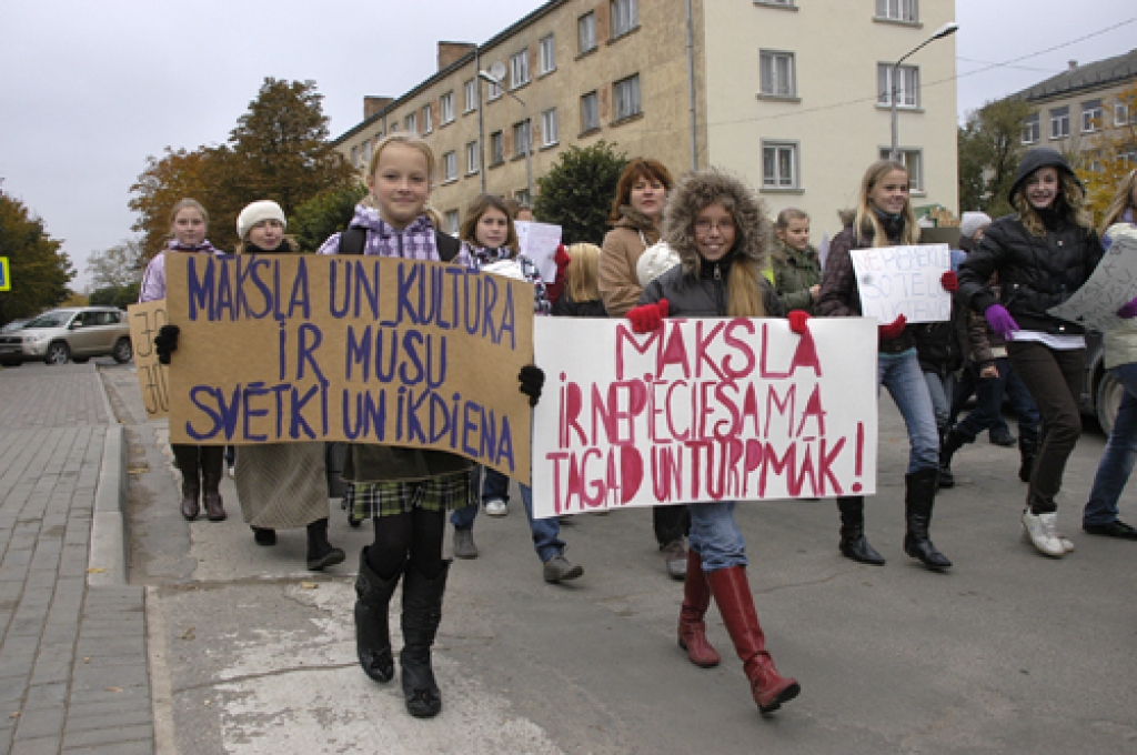 Skrabinādami, dimdinādami un taurēdami, Bauskas mūzikas un mākslas skolu audzēkņi, pedagogi un vecāki 16. oktobra pēcpusdienā nogāja protesta maršu.
Autors: Ivars Bogdanovs