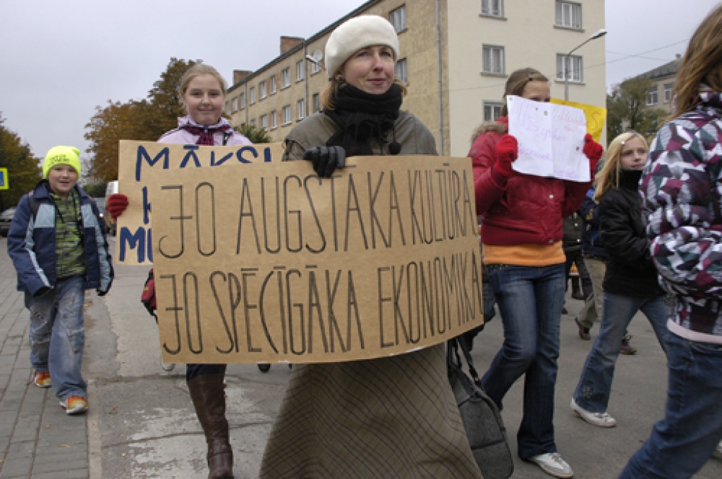 Skrabinādami, dimdinādami un taurēdami, Bauskas mūzikas un mākslas skolu audzēkņi, pedagogi un vecāki 16. oktobra pēcpusdienā nogāja protesta maršu.
Autors: Ivars Bogdanovs
