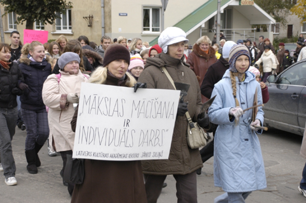 Skrabinādami, dimdinādami un taurēdami, Bauskas mūzikas un mākslas skolu audzēkņi, pedagogi un vecāki 16. oktobra pēcpusdienā nogāja protesta maršu.
Autors: Ivars Bogdanovs