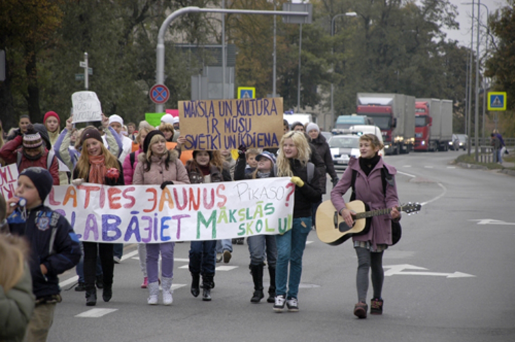 Skrabinādami, dimdinādami un taurēdami, Bauskas mūzikas un mākslas skolu audzēkņi, pedagogi un vecāki 16. oktobra pēcpusdienā nogāja protesta maršu.
Autors: Ivars Bogdanovs