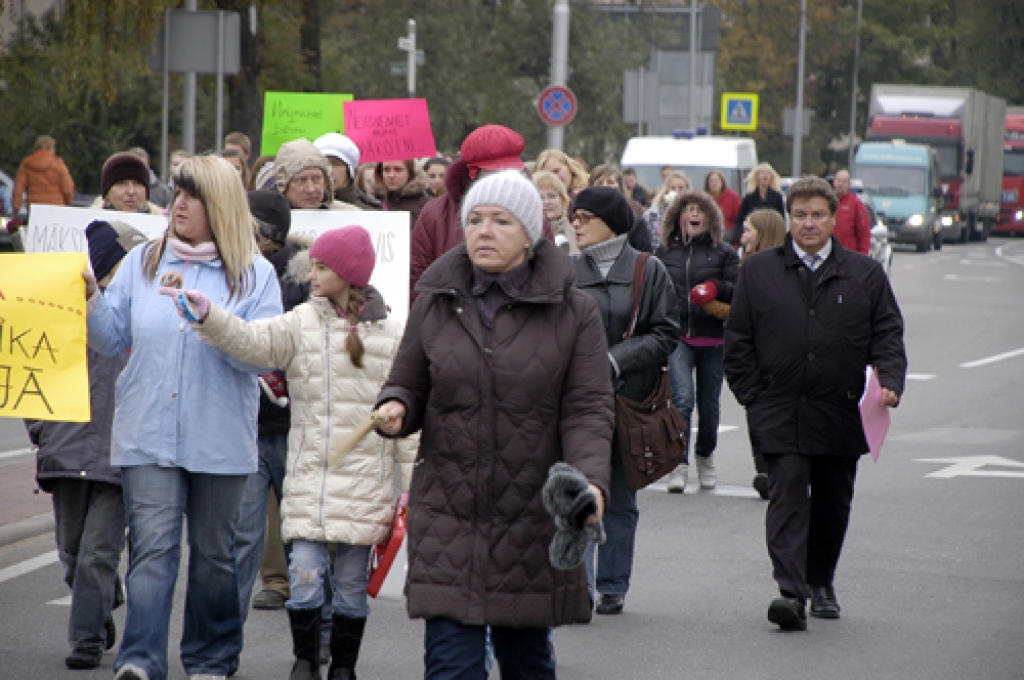 Skrabinādami, dimdinādami un taurēdami, Bauskas mūzikas un mākslas skolu audzēkņi, pedagogi un vecāki 16. oktobra pēcpusdienā nogāja protesta maršu.
Autors: Ivars Bogdanovs