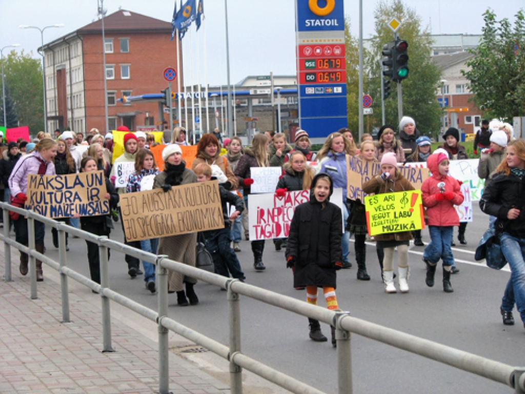 Skrabinādami, dimdinādami un taurēdami, Bauskas mūzikas un mākslas skolu audzēkņi, pedagogi un vecāki 16. oktobra pēcpusdienā nogāja protesta maršu.
Autors: Ivars Bogdanovs