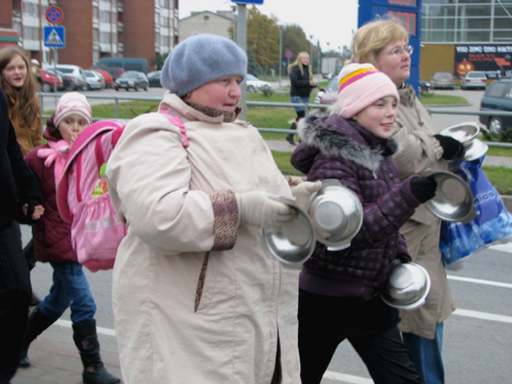 Skrabinādami, dimdinādami un taurēdami, Bauskas mūzikas un mākslas skolu audzēkņi, pedagogi un vecāki 16. oktobra pēcpusdienā nogāja protesta maršu.
Autors: Ivars Bogdanovs