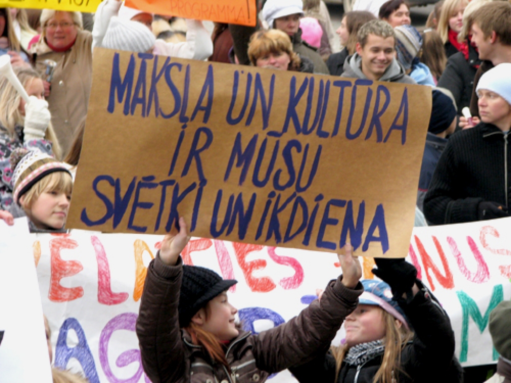 Skrabinādami, dimdinādami un taurēdami, Bauskas mūzikas un mākslas skolu audzēkņi, pedagogi un vecāki 16. oktobra pēcpusdienā nogāja protesta maršu.
Autors: Ivars Bogdanovs