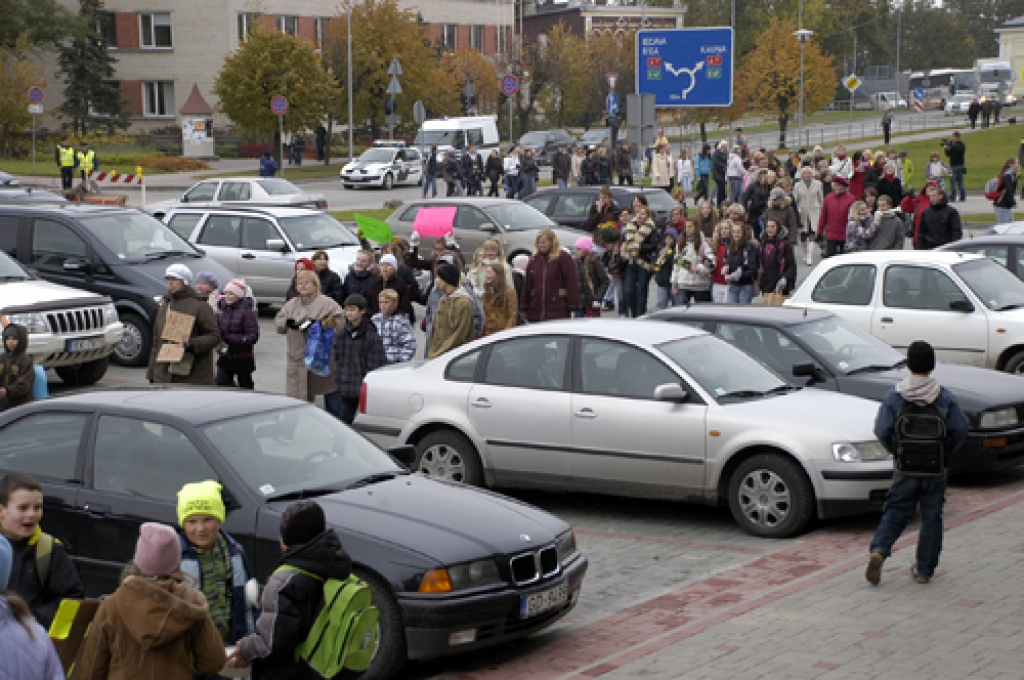 Skrabinādami, dimdinādami un taurēdami, Bauskas mūzikas un mākslas skolu audzēkņi, pedagogi un vecāki 16. oktobra pēcpusdienā nogāja protesta maršu.
Autors: Ivars Bogdanovs