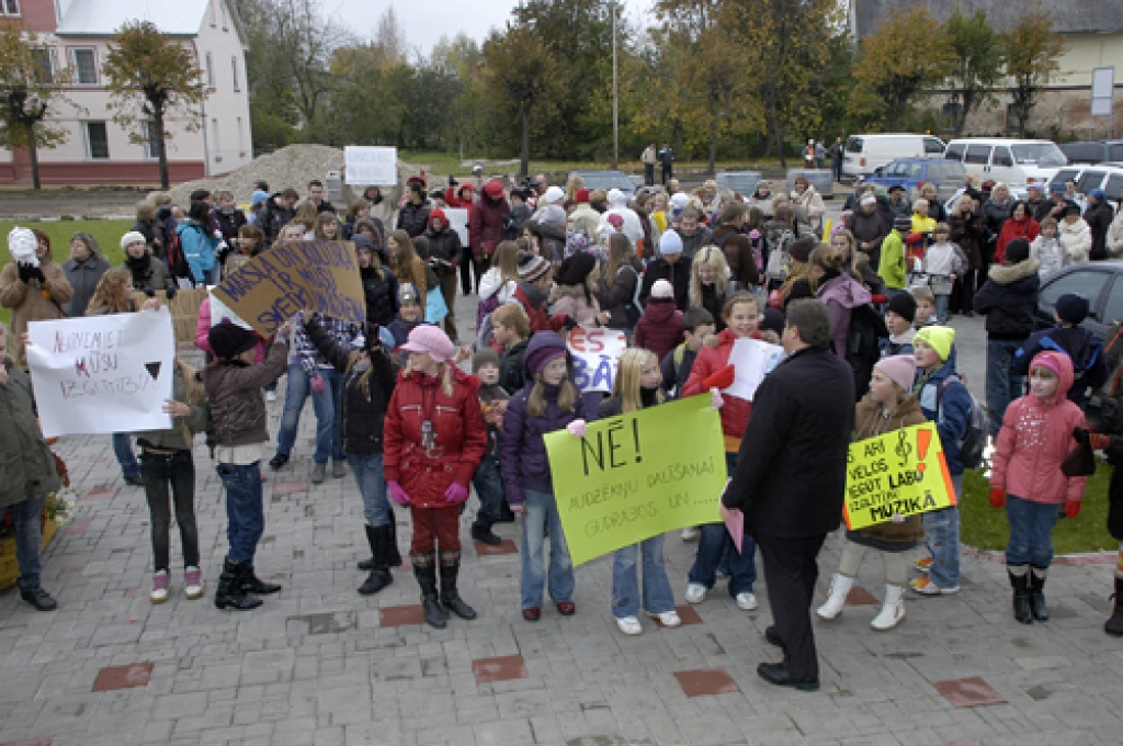 Skrabinādami, dimdinādami un taurēdami, Bauskas mūzikas un mākslas skolu audzēkņi, pedagogi un vecāki 16. oktobra pēcpusdienā nogāja protesta maršu.
Autors: Ivars Bogdanovs