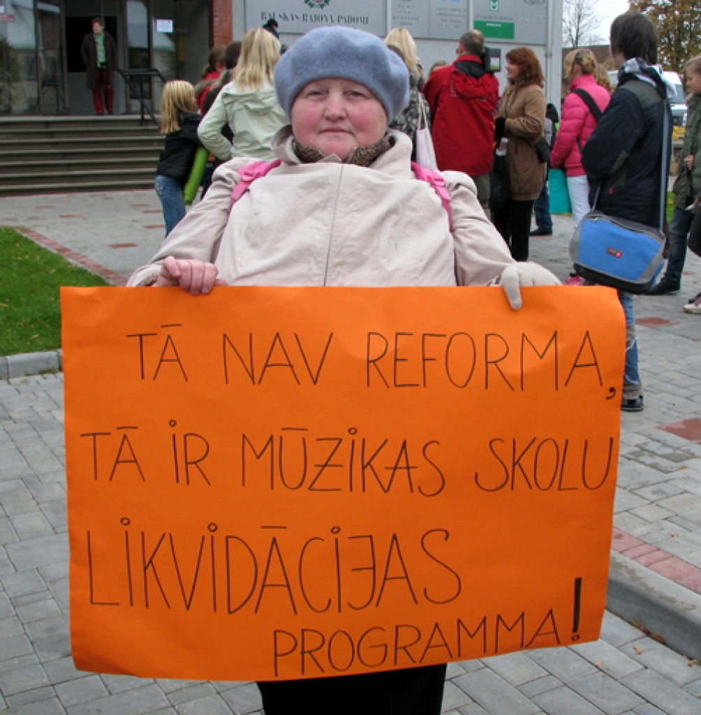 Skrabinādami, dimdinādami un taurēdami, Bauskas mūzikas un mākslas skolu audzēkņi, pedagogi un vecāki 16. oktobra pēcpusdienā nogāja protesta maršu.
Autors: Ivars Bogdanovs