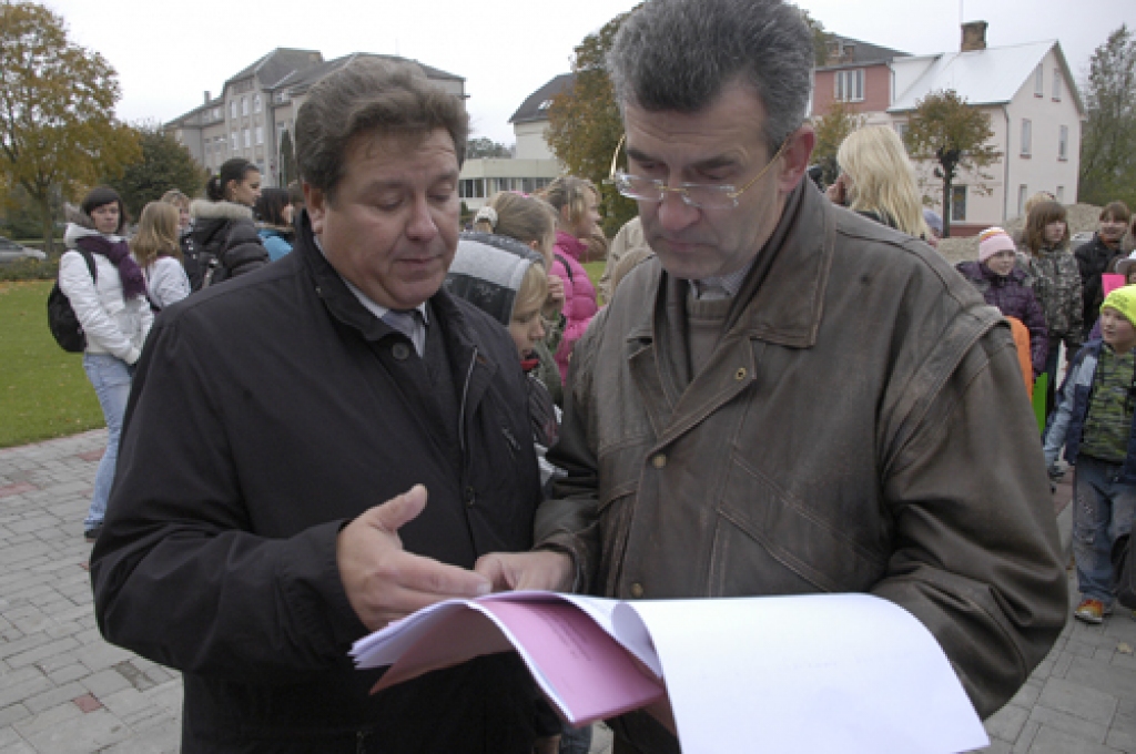 Skrabinādami, dimdinādami un taurēdami, Bauskas mūzikas un mākslas skolu audzēkņi, pedagogi un vecāki 16. oktobra pēcpusdienā nogāja protesta maršu.
Autors: Ivars Bogdanovs