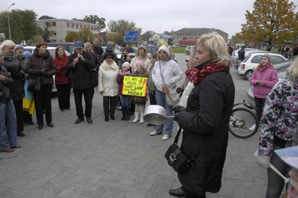 Skrabinādami, dimdinādami un taurēdami, Bauskas mūzikas un mākslas skolu audzēkņi, pedagogi un vecāki 16. oktobra pēcpusdienā nogāja protesta maršu.
Autors: Ivars Bogdanovs