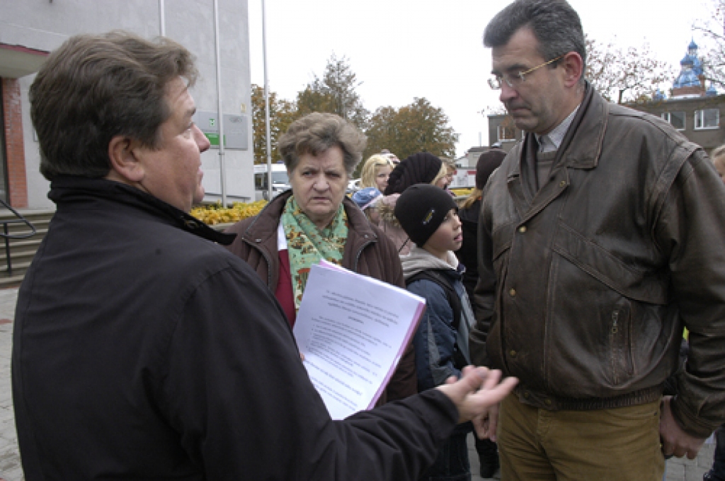 Skrabinādami, dimdinādami un taurēdami, Bauskas mūzikas un mākslas skolu audzēkņi, pedagogi un vecāki 16. oktobra pēcpusdienā nogāja protesta maršu.
Autors: Ivars Bogdanovs