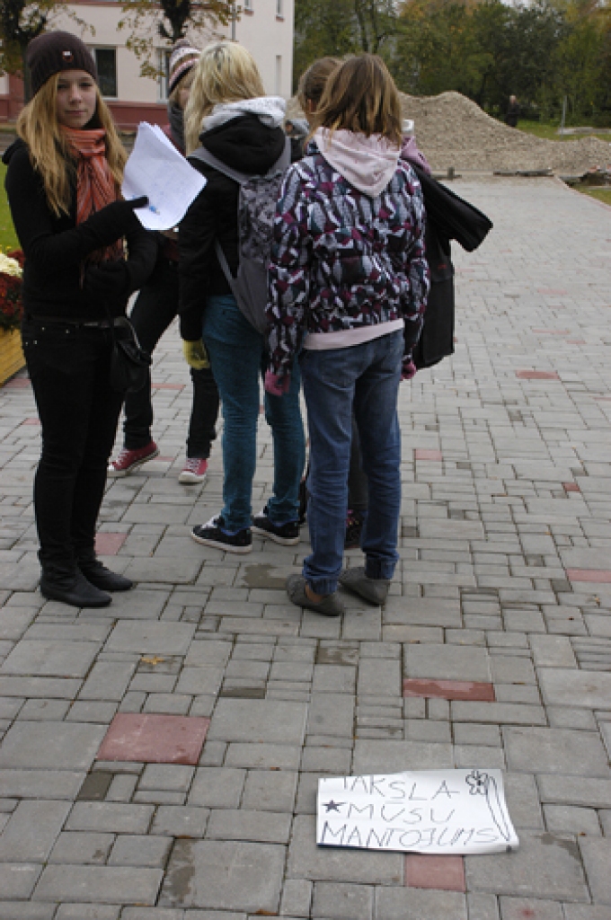 Skrabinādami, dimdinādami un taurēdami, Bauskas mūzikas un mākslas skolu audzēkņi, pedagogi un vecāki 16. oktobra pēcpusdienā nogāja protesta maršu.
Autors: Ivars Bogdanovs