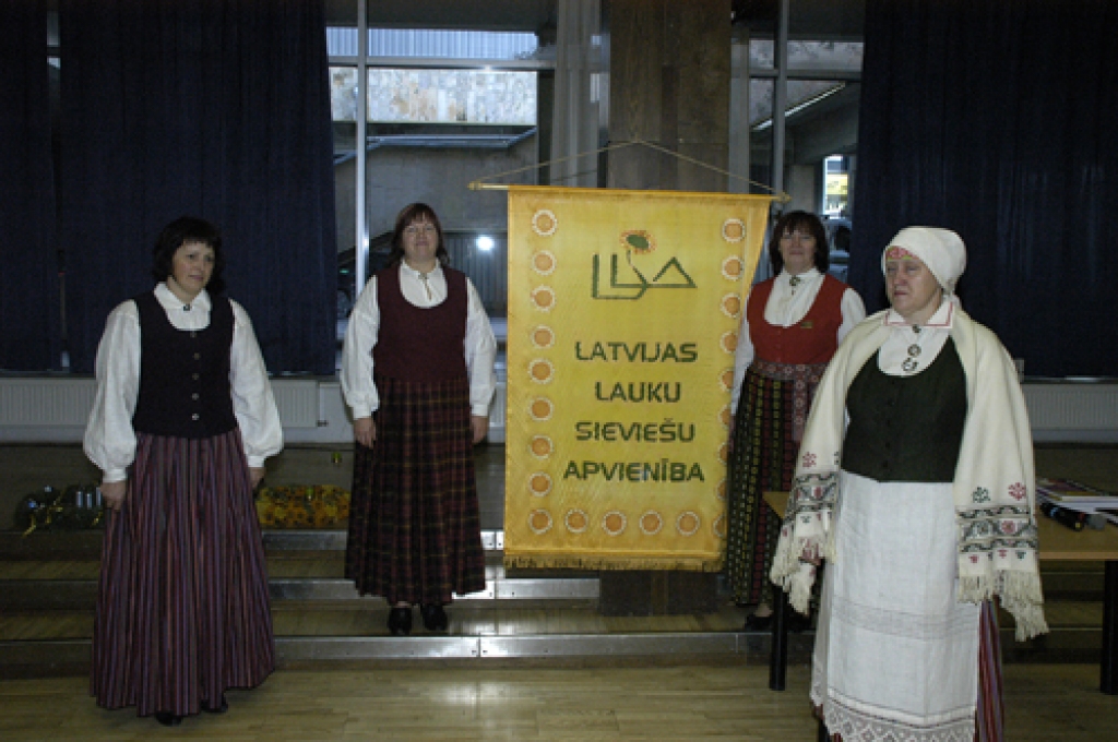 Latvijas Lauku sieviešu apvienības 9. konferencē 27. novembrī Rīgā īpašus uzmanības apliecinājumus saņēma organizācijas goda biedres. Arī mūspuses aktīvajām apvienības dalībniecēm – Raimondai Ribikauskai un Eleonorai Maisakai – piešķirts...
Autors: Ivars Bogdanovs
