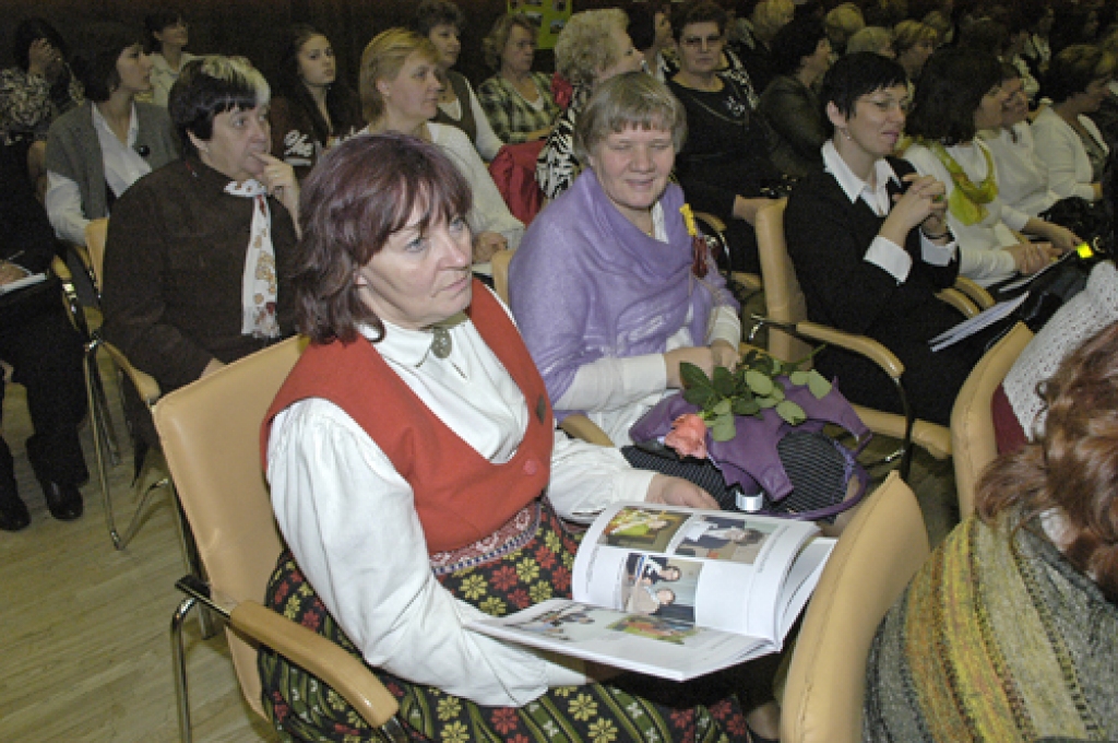 Latvijas Lauku sieviešu apvienības 9. konferencē 27. novembrī Rīgā īpašus uzmanības apliecinājumus saņēma organizācijas goda biedres. Arī mūspuses aktīvajām apvienības dalībniecēm – Raimondai Ribikauskai un Eleonorai Maisakai – piešķirts...
Autors: Ivars Bogdanovs