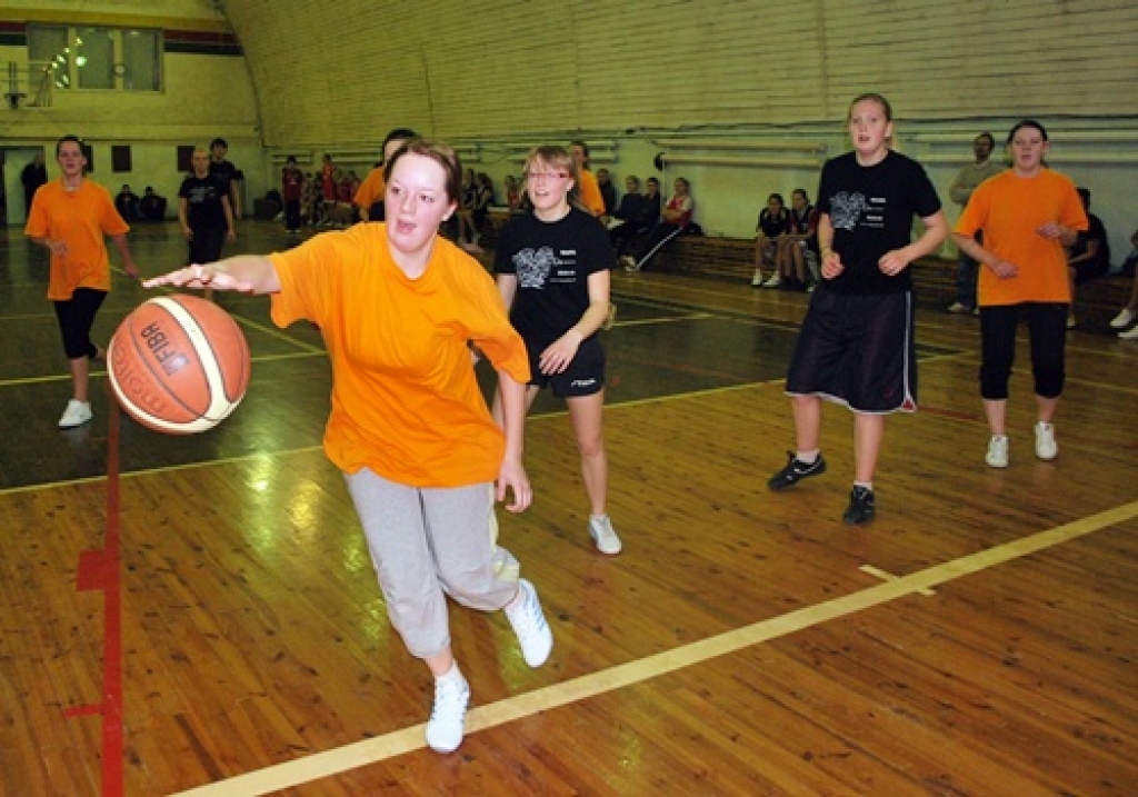 Bauskas 1. vidusskola otrā komanda triumfēja zēnu grupā Bauskas Bērnu un Jaunatnes sporta skolas piektdien, 20. novembrī, rīkotajā «Vidusskolu kausa» izcīņā 1990./93. gadā dzimušajiem. Otro vietu ieguva Bauskas 1. vidusskolas pirmā...
Autors: Uldis Varnevičs