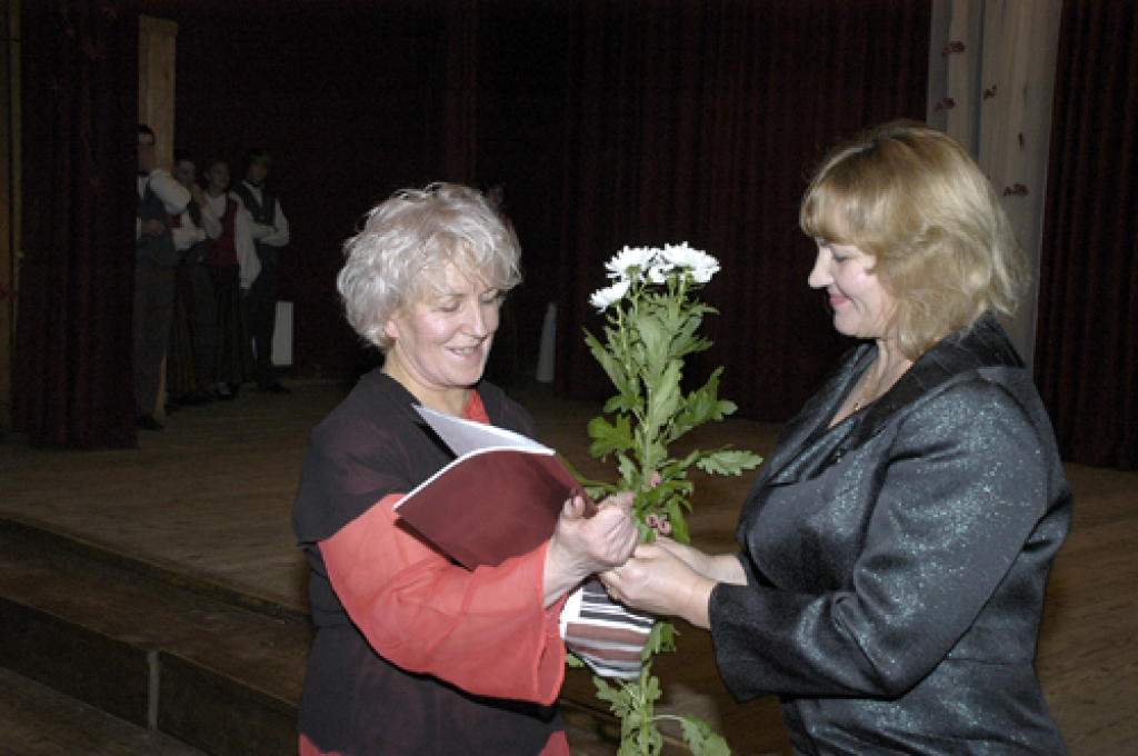 Pilsrundāles vidusskolā 18. novembrī valsts svētkus atzīmēja rundālieši. Galvenais saieta motīvs šoreiz bija gaisma – mājās, domās, dvēselē, prātā. Rundāles novada pašvaldības vārdā atnākušos sveica deputāte Marija Teišerska, jo domes...
Autors: Ivars Bogdanovs