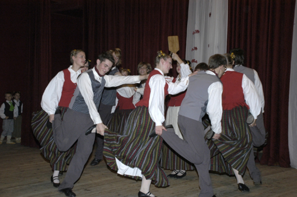 Pilsrundāles vidusskolā 18. novembrī valsts svētkus atzīmēja rundālieši. Galvenais saieta motīvs šoreiz bija gaisma – mājās, domās, dvēselē, prātā. Rundāles novada pašvaldības vārdā atnākušos sveica deputāte Marija Teišerska, jo domes...
Autors: Ivars Bogdanovs
