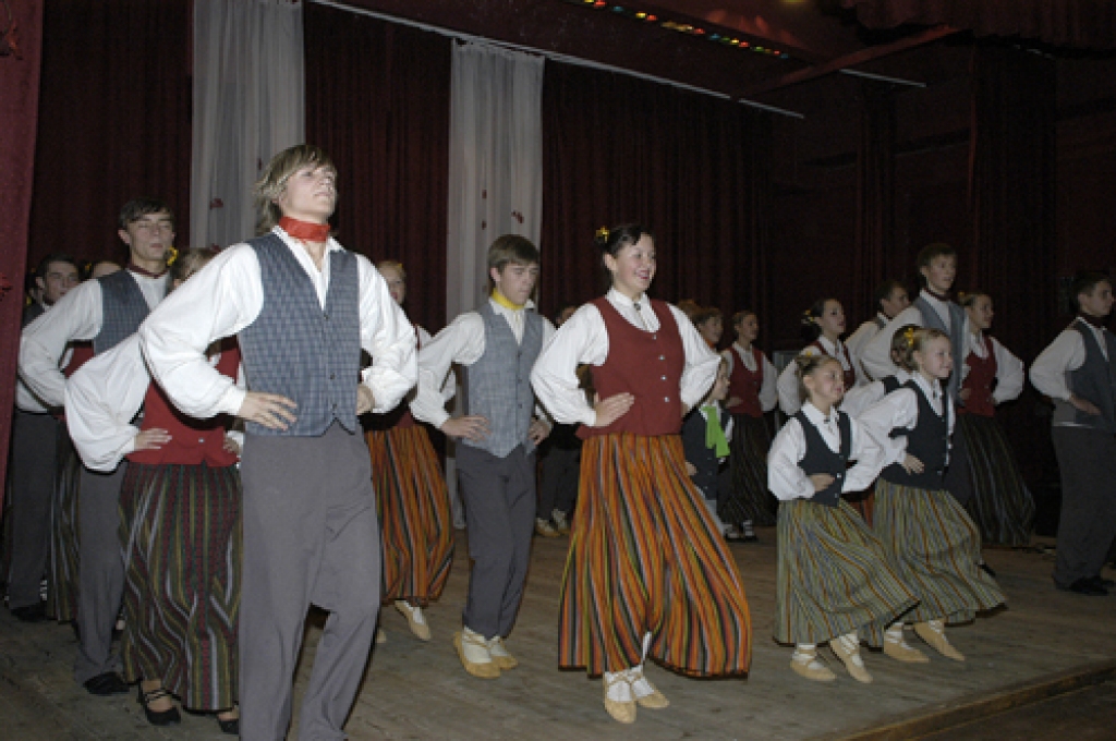 Pilsrundāles vidusskolā 18. novembrī valsts svētkus atzīmēja rundālieši. Galvenais saieta motīvs šoreiz bija gaisma – mājās, domās, dvēselē, prātā. Rundāles novada pašvaldības vārdā atnākušos sveica deputāte Marija Teišerska, jo domes...
Autors: Ivars Bogdanovs