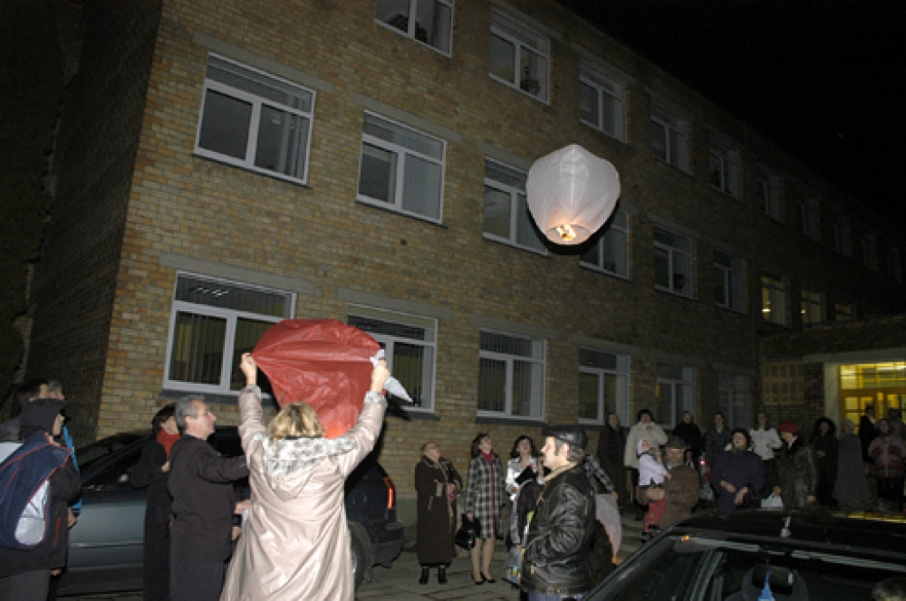 Pilsrundāles vidusskolā 18. novembrī valsts svētkus atzīmēja rundālieši. Galvenais saieta motīvs šoreiz bija gaisma – mājās, domās, dvēselē, prātā. Rundāles novada pašvaldības vārdā atnākušos sveica deputāte Marija Teišerska, jo domes...
Autors: Ivars Bogdanovs