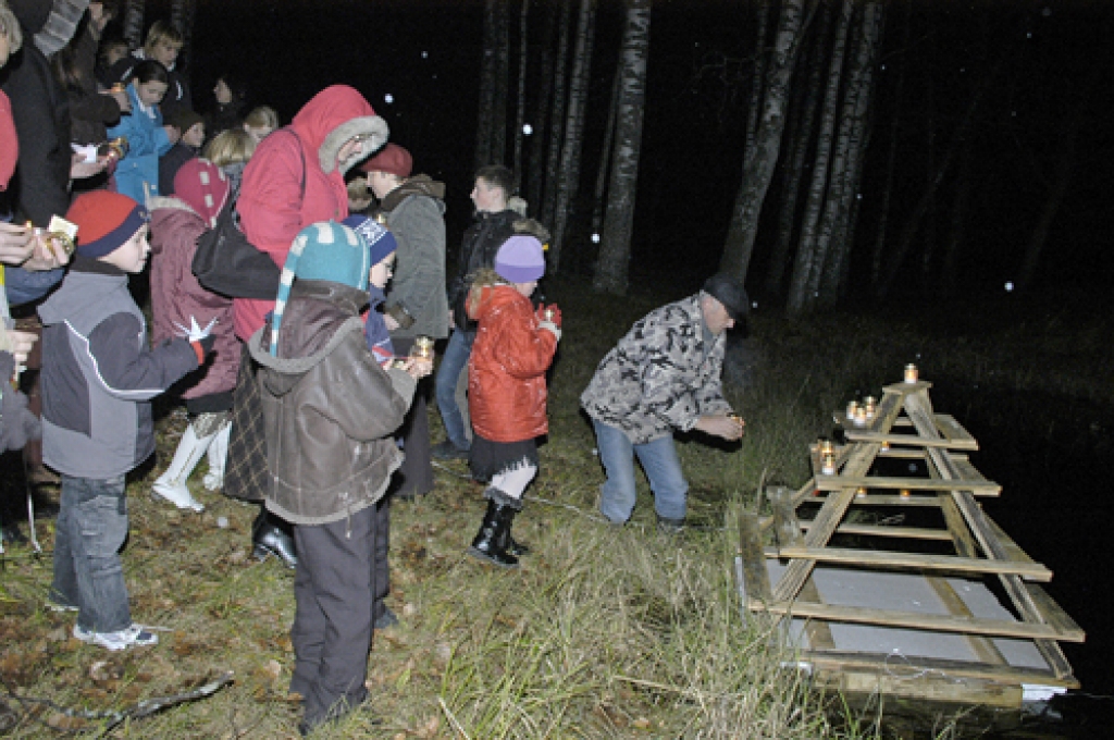 Kurmenes tautas namā 17. novembra vakarā vietējie ļaudis kuplā skaitā piedalījās valsts svētku svinībās. Visiem tie bija patīkami brīži, jo kultūras iestāde pēc remonta ir kļuvusi gaišāka un skaistāka.
Autors: Juris Iļņickis