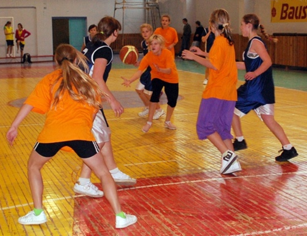 Cīņā par vienīgo ceļazīmi uz Zemgales zonu «Oranžās bumbas» kausa izspēlē Bauskā 13. novembrī tikās deviņas zēnu un sešas meiteņu komandas. Zēnu konkurencē labākie bija Bauskas 1. vidusskolas puiši, bet meiteņu grupā uzvarēja atraktīvās...
Autors: Uldis Varnevičs