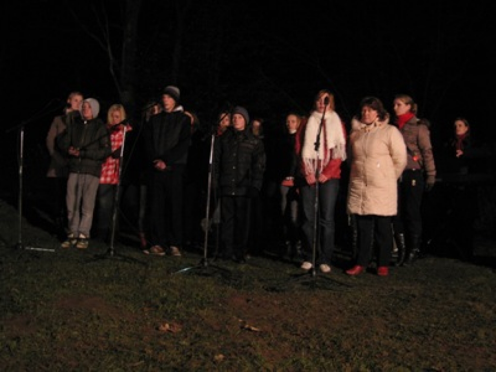Lāčplēša dienas lāpu gājienā trešdienas vakarā devās ap 80 Iecavas novada cilvēku, galvenokārt jauniešu. Piemiņas brīdi pie Brīvības pieminekļa rudenīgajā parkā jau vairāk nekā 100 sanākušajiem īpaši sirsnīgu darīja gan sveču liesmas, gan...