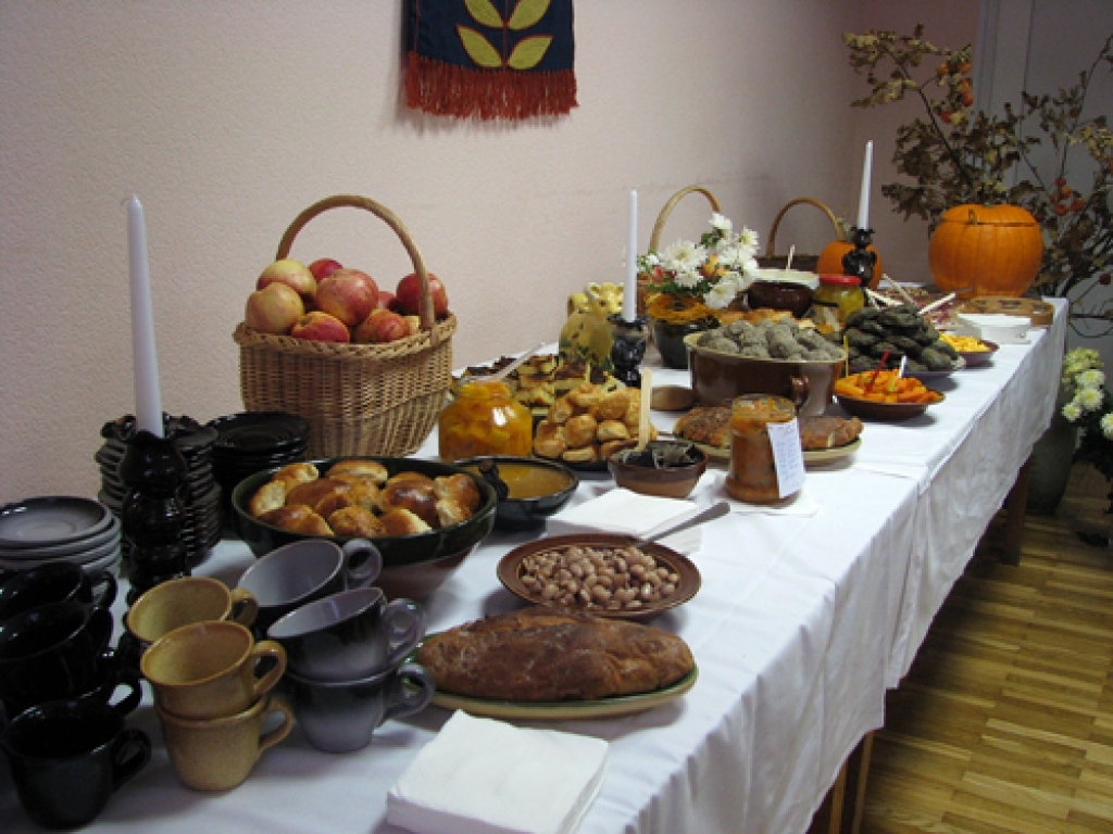 Folkloras grupas viesmīlība, dziesmas un danči sestdien, 7. novembrī, īstā ražas svētku līksmībā Vecsaules pagasta pārvaldē aizrāva vairāk nekā 30 Mārtiņdienas svinību viesu no pašu mājām, Codes un Iecavas. Baranku medaļas saņēma visi...
Autors: Juris Iļņickis