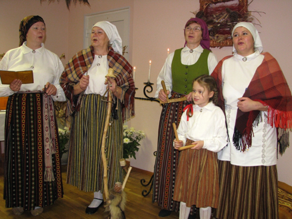 Folkloras grupas viesmīlība, dziesmas un danči sestdien, 7. novembrī, īstā ražas svētku līksmībā Vecsaules pagasta pārvaldē aizrāva vairāk nekā 30 Mārtiņdienas svinību viesu no pašu mājām, Codes un Iecavas. Baranku medaļas saņēma visi...
Autors: Juris Iļņickis