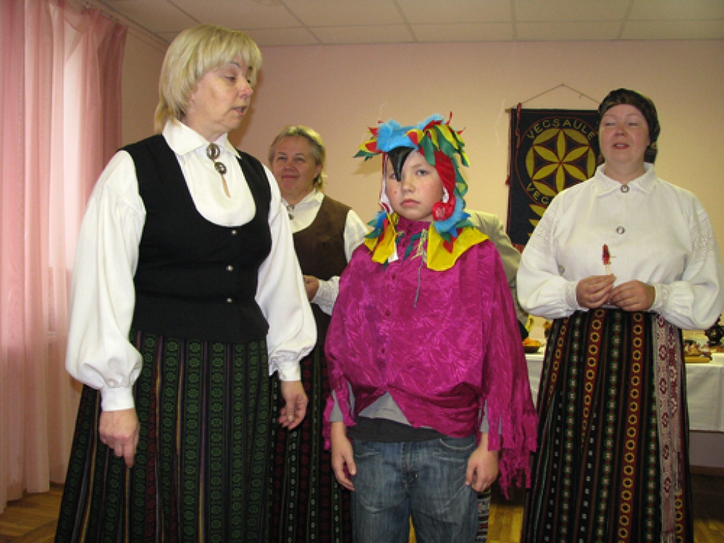 Folkloras grupas viesmīlība, dziesmas un danči sestdien, 7. novembrī, īstā ražas svētku līksmībā Vecsaules pagasta pārvaldē aizrāva vairāk nekā 30 Mārtiņdienas svinību viesu no pašu mājām, Codes un Iecavas. Baranku medaļas saņēma visi...
Autors: Juris Iļņickis