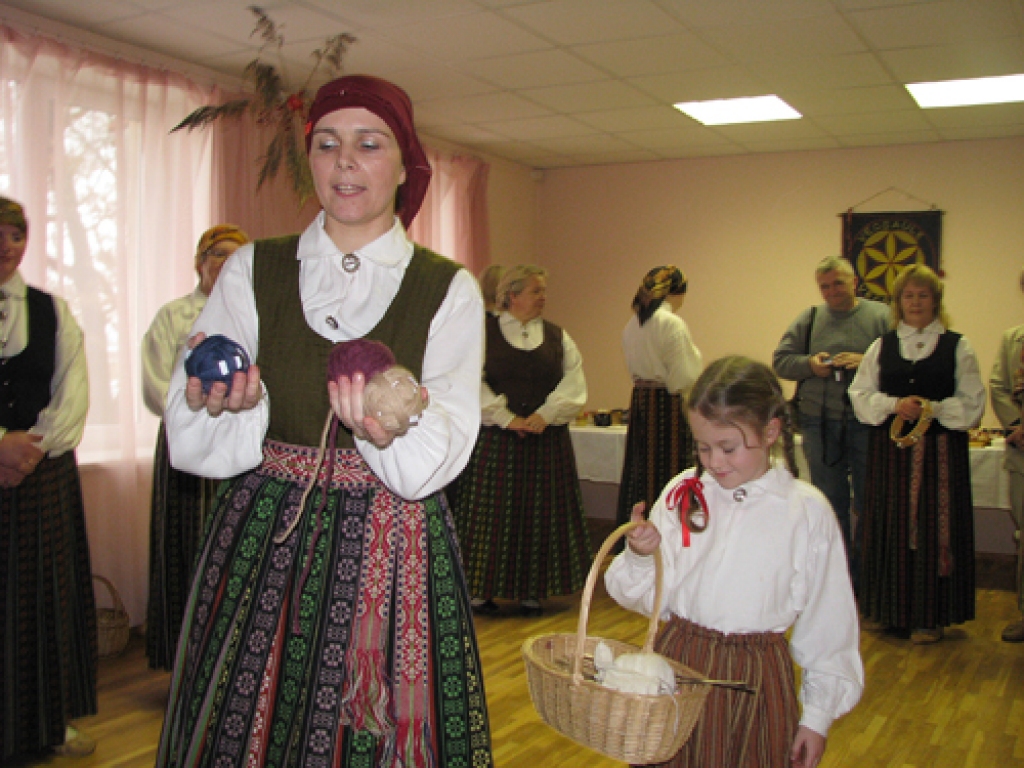 Folkloras grupas viesmīlība, dziesmas un danči sestdien, 7. novembrī, īstā ražas svētku līksmībā Vecsaules pagasta pārvaldē aizrāva vairāk nekā 30 Mārtiņdienas svinību viesu no pašu mājām, Codes un Iecavas. Baranku medaļas saņēma visi...
Autors: Juris Iļņickis