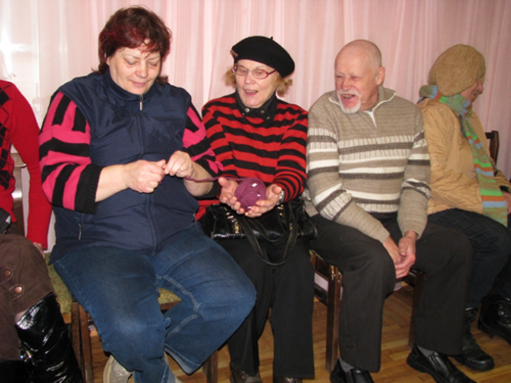 Folkloras grupas viesmīlība, dziesmas un danči sestdien, 7. novembrī, īstā ražas svētku līksmībā Vecsaules pagasta pārvaldē aizrāva vairāk nekā 30 Mārtiņdienas svinību viesu no pašu mājām, Codes un Iecavas. Baranku medaļas saņēma visi...
Autors: Juris Iļņickis