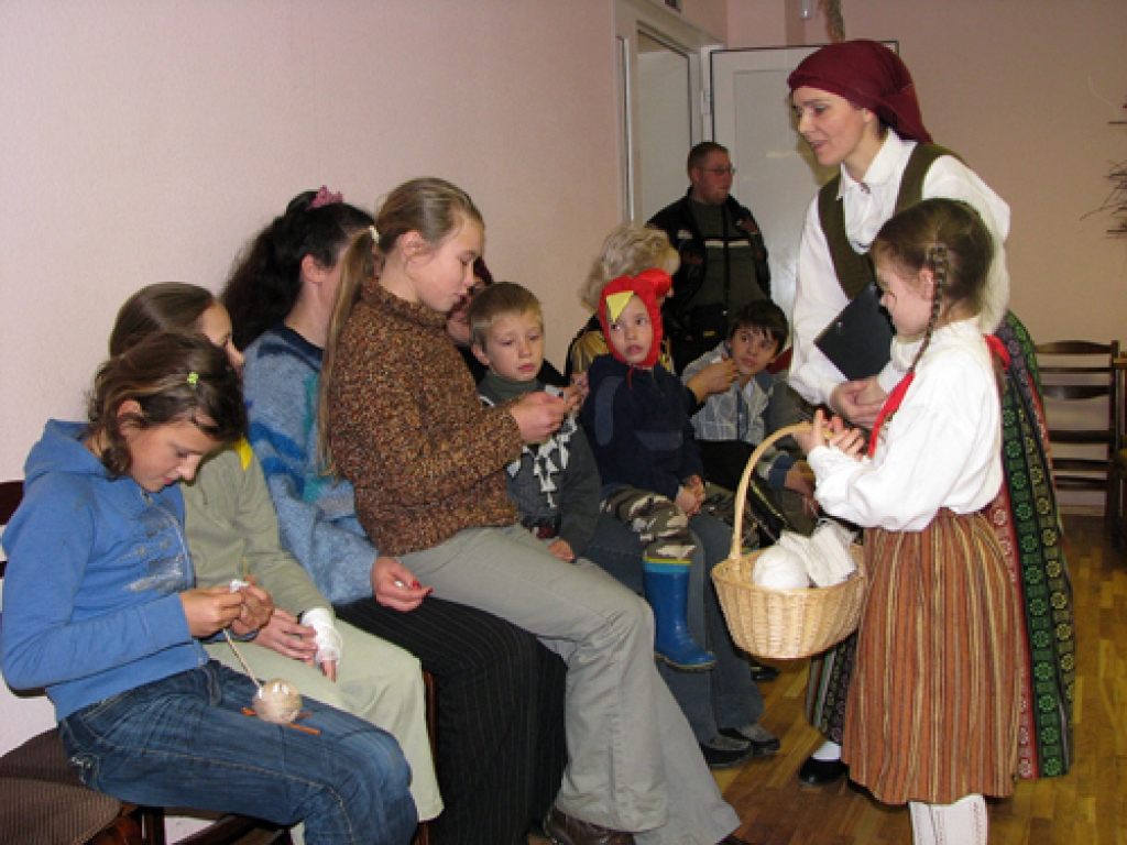Folkloras grupas viesmīlība, dziesmas un danči sestdien, 7. novembrī, īstā ražas svētku līksmībā Vecsaules pagasta pārvaldē aizrāva vairāk nekā 30 Mārtiņdienas svinību viesu no pašu mājām, Codes un Iecavas. Baranku medaļas saņēma visi...
Autors: Juris Iļņickis