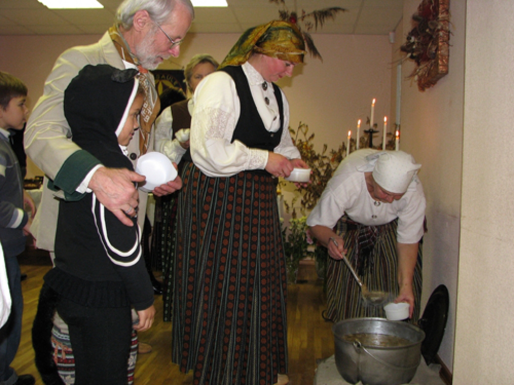Folkloras grupas viesmīlība, dziesmas un danči sestdien, 7. novembrī, īstā ražas svētku līksmībā Vecsaules pagasta pārvaldē aizrāva vairāk nekā 30 Mārtiņdienas svinību viesu no pašu mājām, Codes un Iecavas. Baranku medaļas saņēma visi...
Autors: Juris Iļņickis