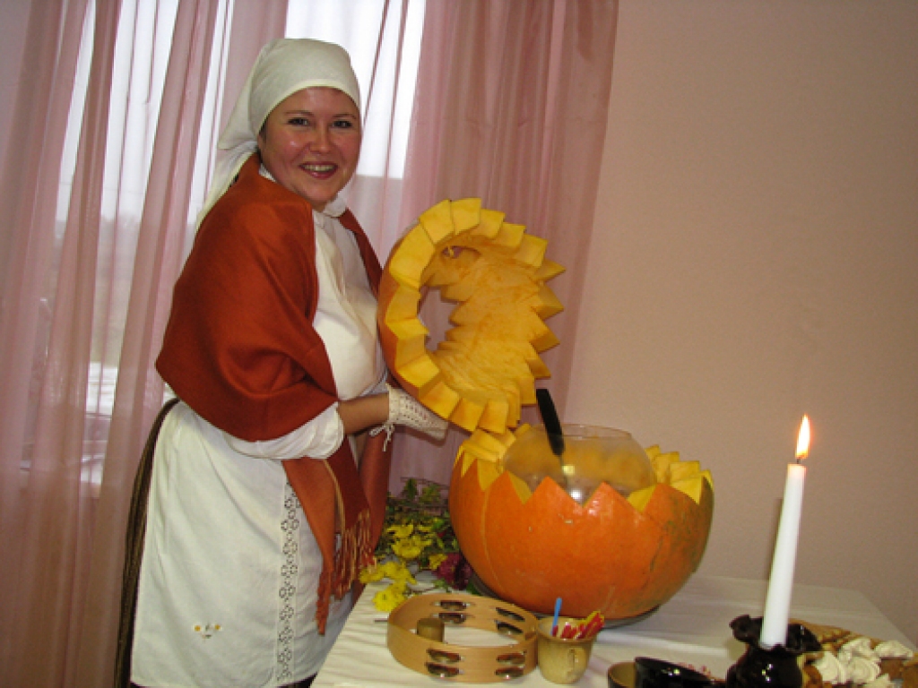 Folkloras grupas viesmīlība, dziesmas un danči sestdien, 7. novembrī, īstā ražas svētku līksmībā Vecsaules pagasta pārvaldē aizrāva vairāk nekā 30 Mārtiņdienas svinību viesu no pašu mājām, Codes un Iecavas. Baranku medaļas saņēma visi...
Autors: Juris Iļņickis