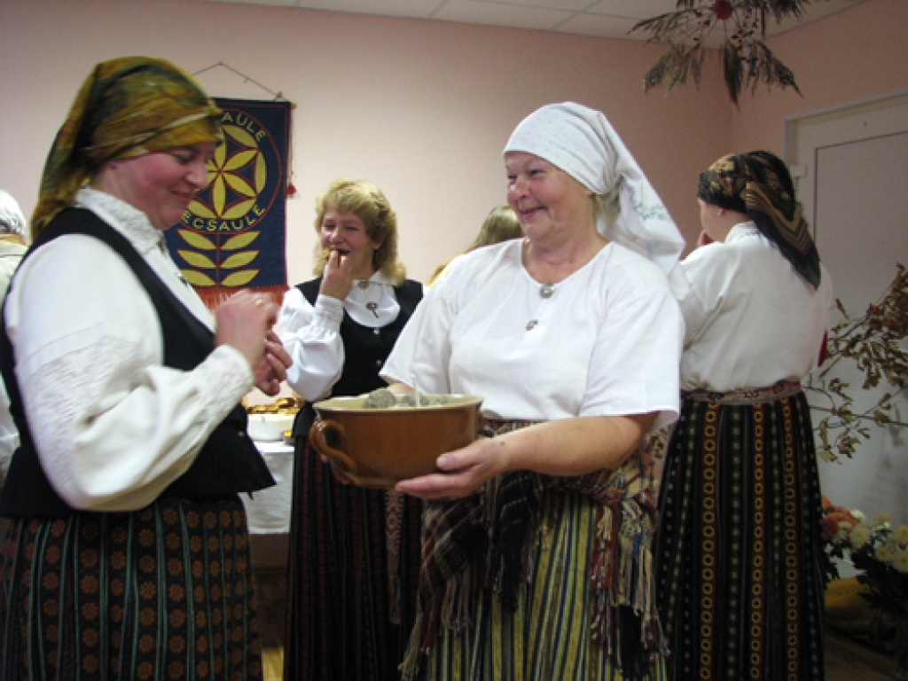 Folkloras grupas viesmīlība, dziesmas un danči sestdien, 7. novembrī, īstā ražas svētku līksmībā Vecsaules pagasta pārvaldē aizrāva vairāk nekā 30 Mārtiņdienas svinību viesu no pašu mājām, Codes un Iecavas. Baranku medaļas saņēma visi...
Autors: Juris Iļņickis