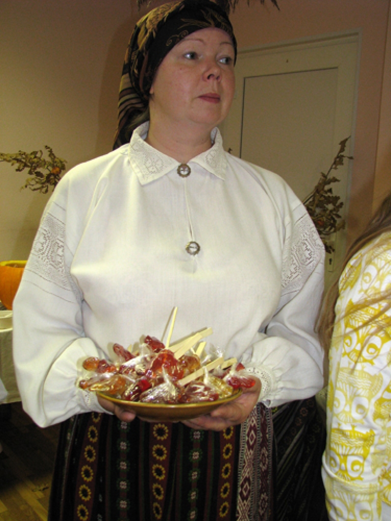Folkloras grupas viesmīlība, dziesmas un danči sestdien, 7. novembrī, īstā ražas svētku līksmībā Vecsaules pagasta pārvaldē aizrāva vairāk nekā 30 Mārtiņdienas svinību viesu no pašu mājām, Codes un Iecavas. Baranku medaļas saņēma visi...
Autors: Juris Iļņickis