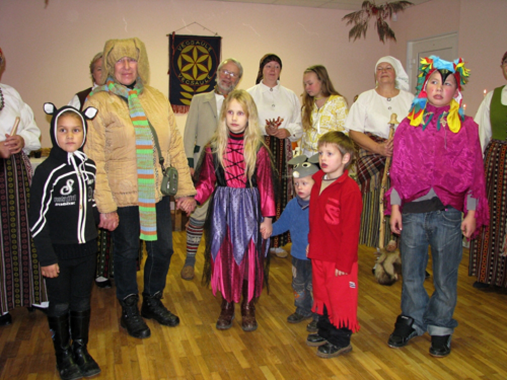 Folkloras grupas viesmīlība, dziesmas un danči sestdien, 7. novembrī, īstā ražas svētku līksmībā Vecsaules pagasta pārvaldē aizrāva vairāk nekā 30 Mārtiņdienas svinību viesu no pašu mājām, Codes un Iecavas. Baranku medaļas saņēma visi...
Autors: Juris Iļņickis