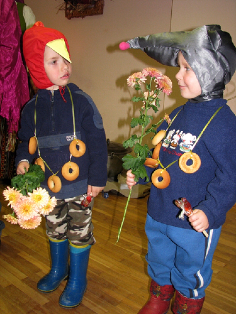 Folkloras grupas viesmīlība, dziesmas un danči sestdien, 7. novembrī, īstā ražas svētku līksmībā Vecsaules pagasta pārvaldē aizrāva vairāk nekā 30 Mārtiņdienas svinību viesu no pašu mājām, Codes un Iecavas. Baranku medaļas saņēma visi...
Autors: Juris Iļņickis