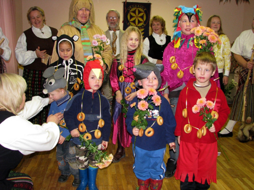 Folkloras grupas viesmīlība, dziesmas un danči sestdien, 7. novembrī, īstā ražas svētku līksmībā Vecsaules pagasta pārvaldē aizrāva vairāk nekā 30 Mārtiņdienas svinību viesu no pašu mājām, Codes un Iecavas. Baranku medaļas saņēma visi...
Autors: Juris Iļņickis