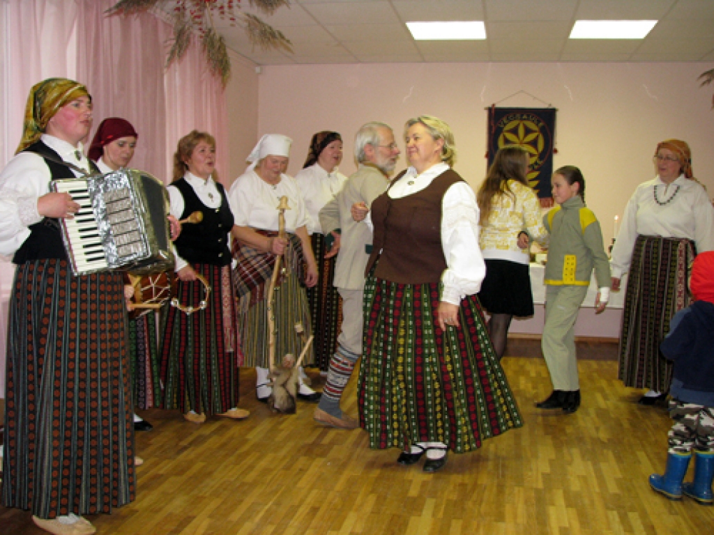 Folkloras grupas viesmīlība, dziesmas un danči sestdien, 7. novembrī, īstā ražas svētku līksmībā Vecsaules pagasta pārvaldē aizrāva vairāk nekā 30 Mārtiņdienas svinību viesu no pašu mājām, Codes un Iecavas. Baranku medaļas saņēma visi...
Autors: Juris Iļņickis
