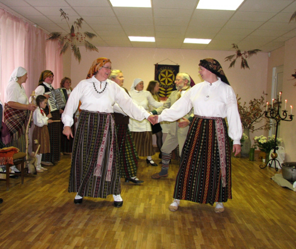 Folkloras grupas viesmīlība, dziesmas un danči sestdien, 7. novembrī, īstā ražas svētku līksmībā Vecsaules pagasta pārvaldē aizrāva vairāk nekā 30 Mārtiņdienas svinību viesu no pašu mājām, Codes un Iecavas. Baranku medaļas saņēma visi...
Autors: Juris Iļņickis