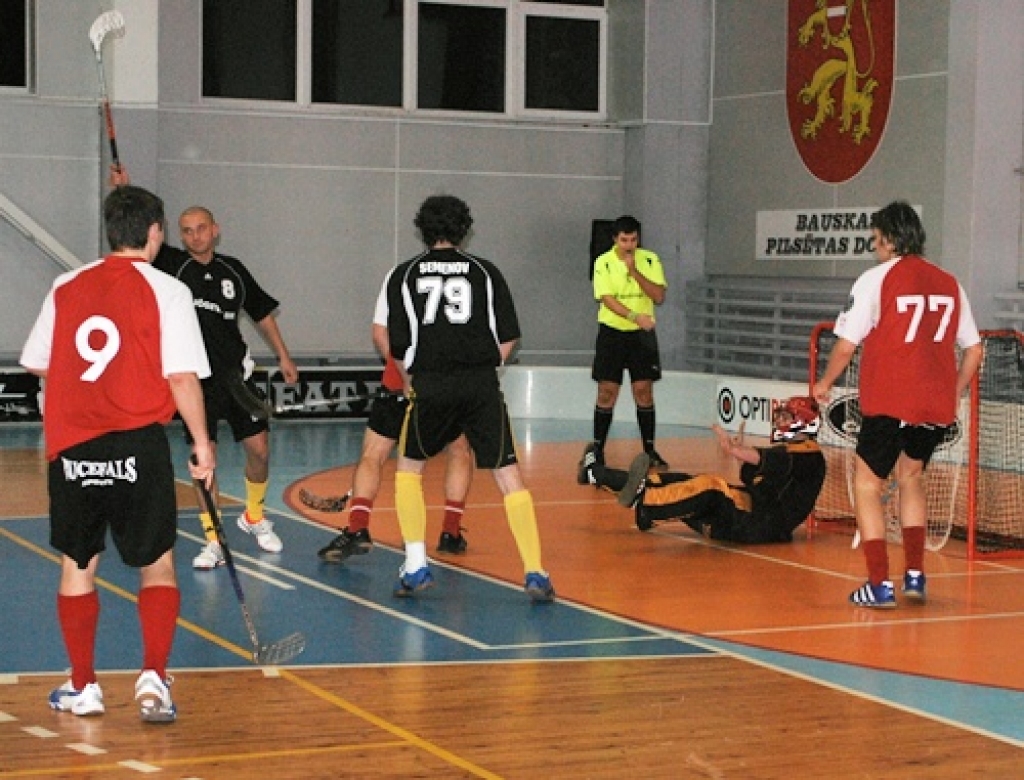 Sestdien, 7. novembrī, Latvijas atklātā florbola čempionāta virslīgā FK "Bauska" savā laukumā cīnījās ar "Jõgeva SK Tähe". Igaunijas komanda mača gaitā bija izvirzījusies vadībā ar 3:0 un 4:1, tomēr uzvaru nosargāt nespēja – baušķenieki...
Autors: Uldis Varnevičs