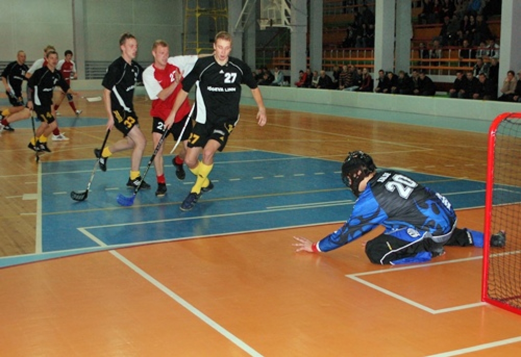 Sestdien, 7. novembrī, Latvijas atklātā florbola čempionāta virslīgā FK "Bauska" savā laukumā cīnījās ar "Jõgeva SK Tähe". Igaunijas komanda mača gaitā bija izvirzījusies vadībā ar 3:0 un 4:1, tomēr uzvaru nosargāt nespēja – baušķenieki...
Autors: Uldis Varnevičs